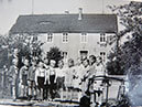 1950er Jahre Kurt vor Schulhaus Möhrsdorf